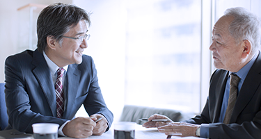 手を差し出す人の写真