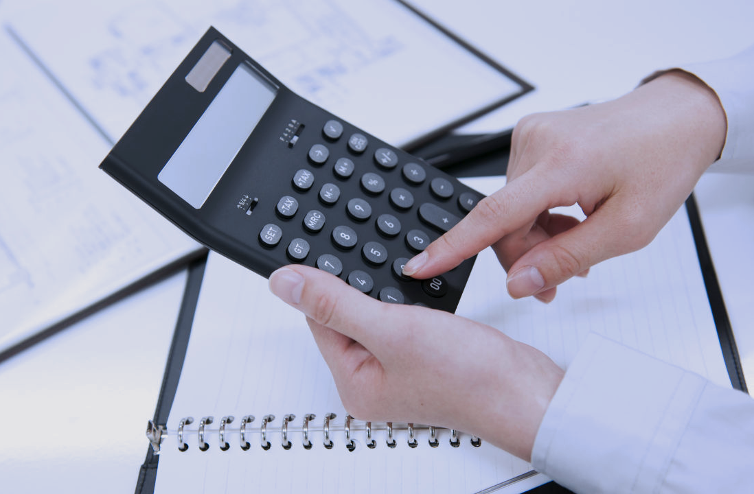 電卓を使う人の写真