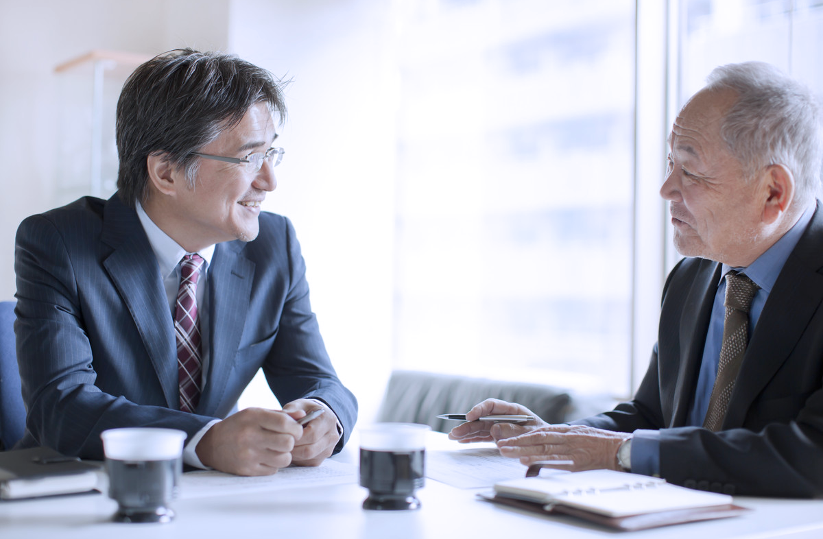 手を差し出す人の写真